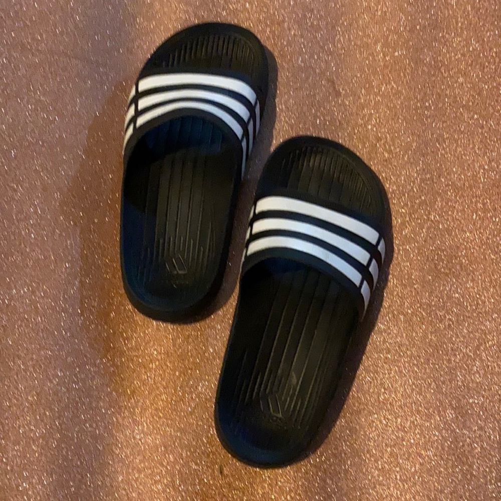 Adidas kids slides❤️